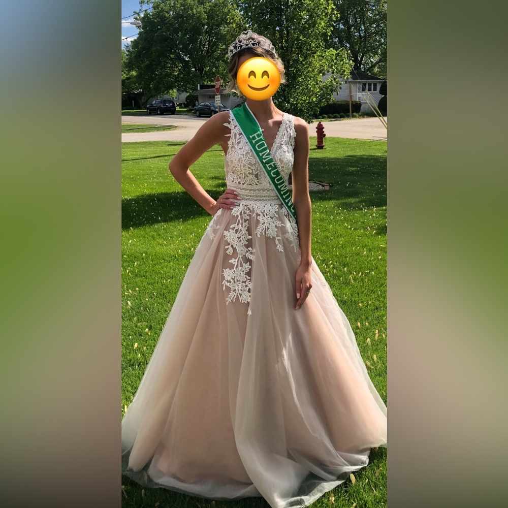 Lace-Embellished Special occasion Gown - Picture 3 of 3